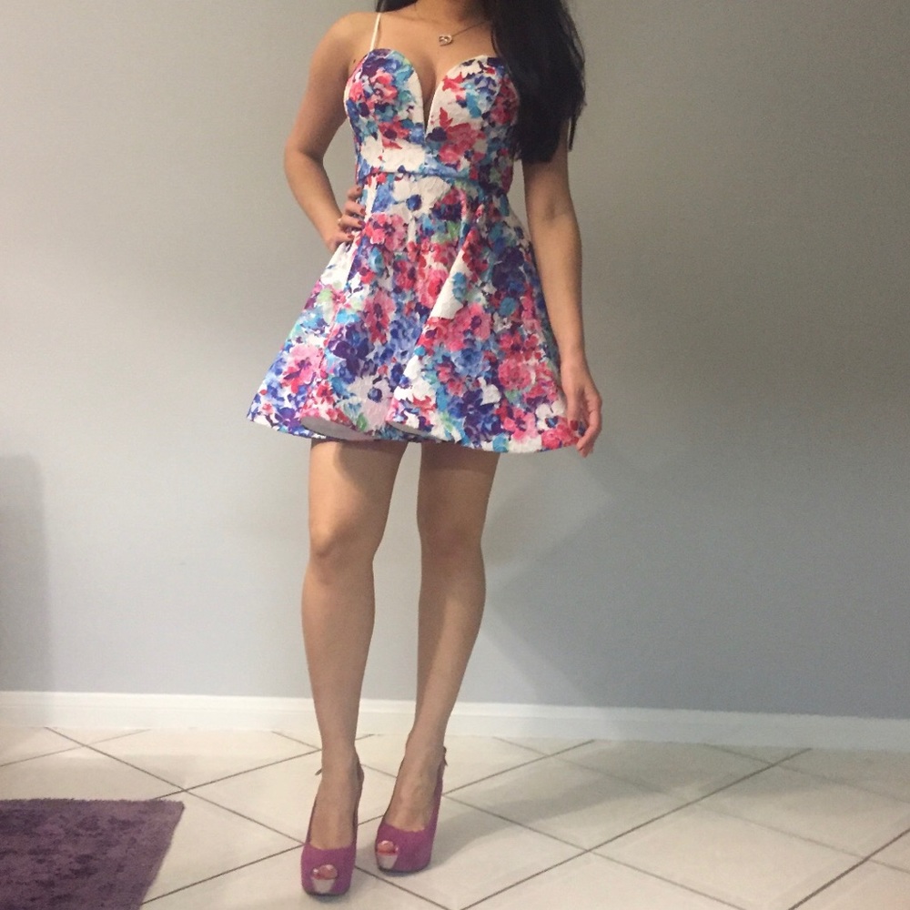 NWT Multicolor short floral dress for SUMMER